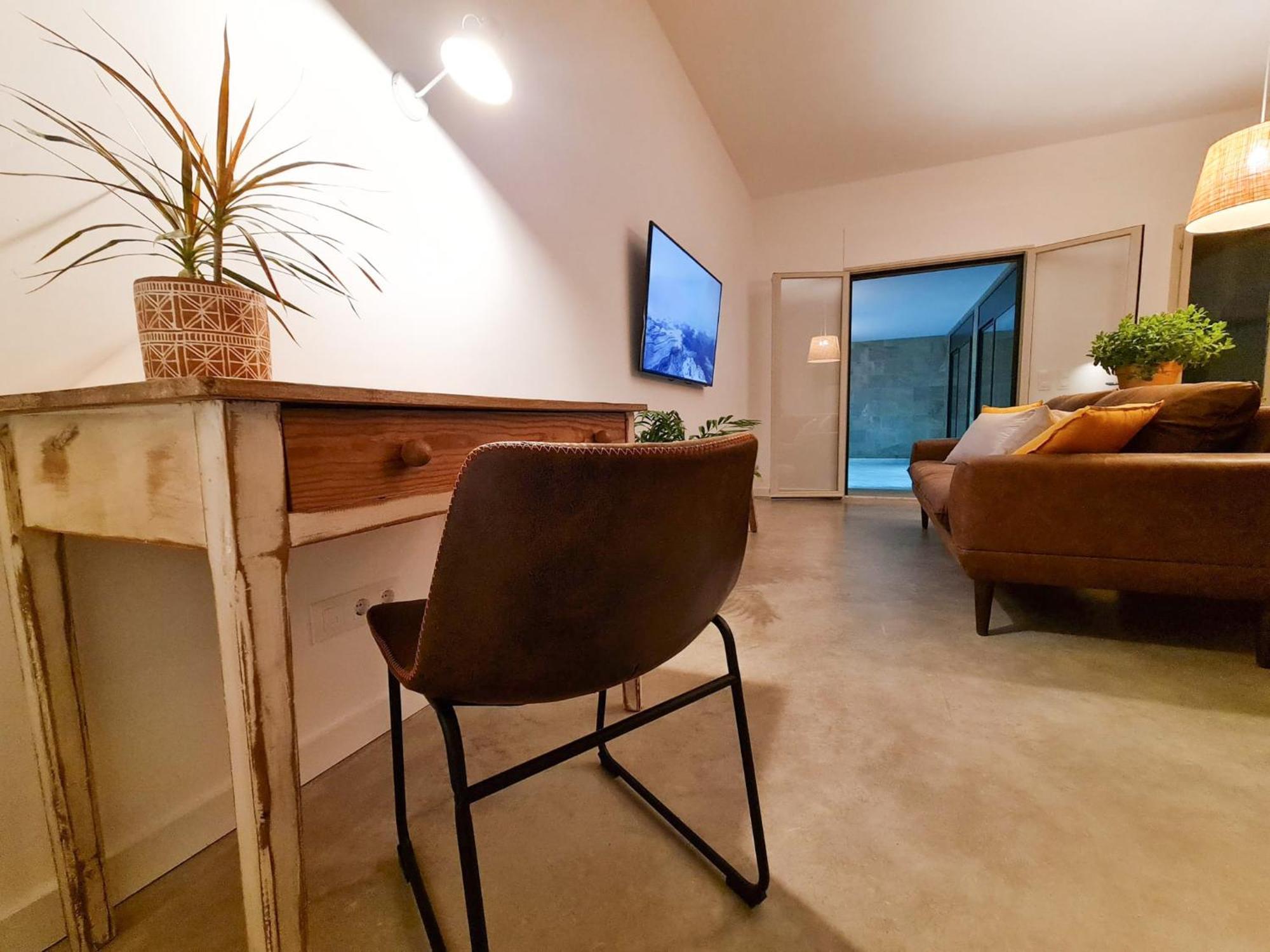 Loft Con Piscina Climatizada De Agua Salada Y Parking En El Centro De Figueres Apartment Figueres  Exterior photo